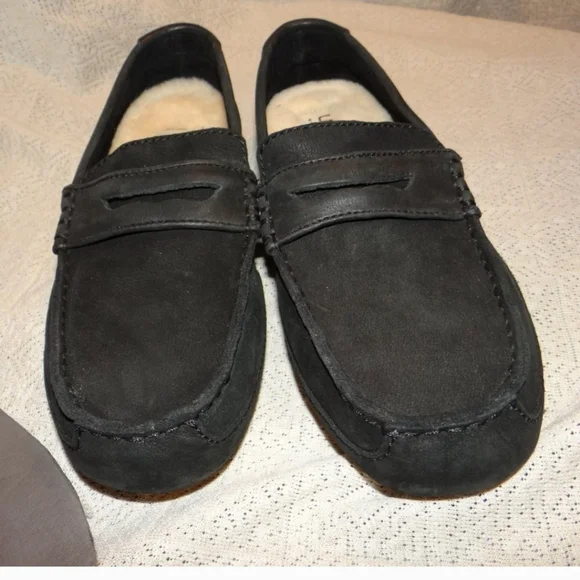 UGG | Shoes | Euc Ugg Black Leather Tucker Loafers Size Men  display picture 2